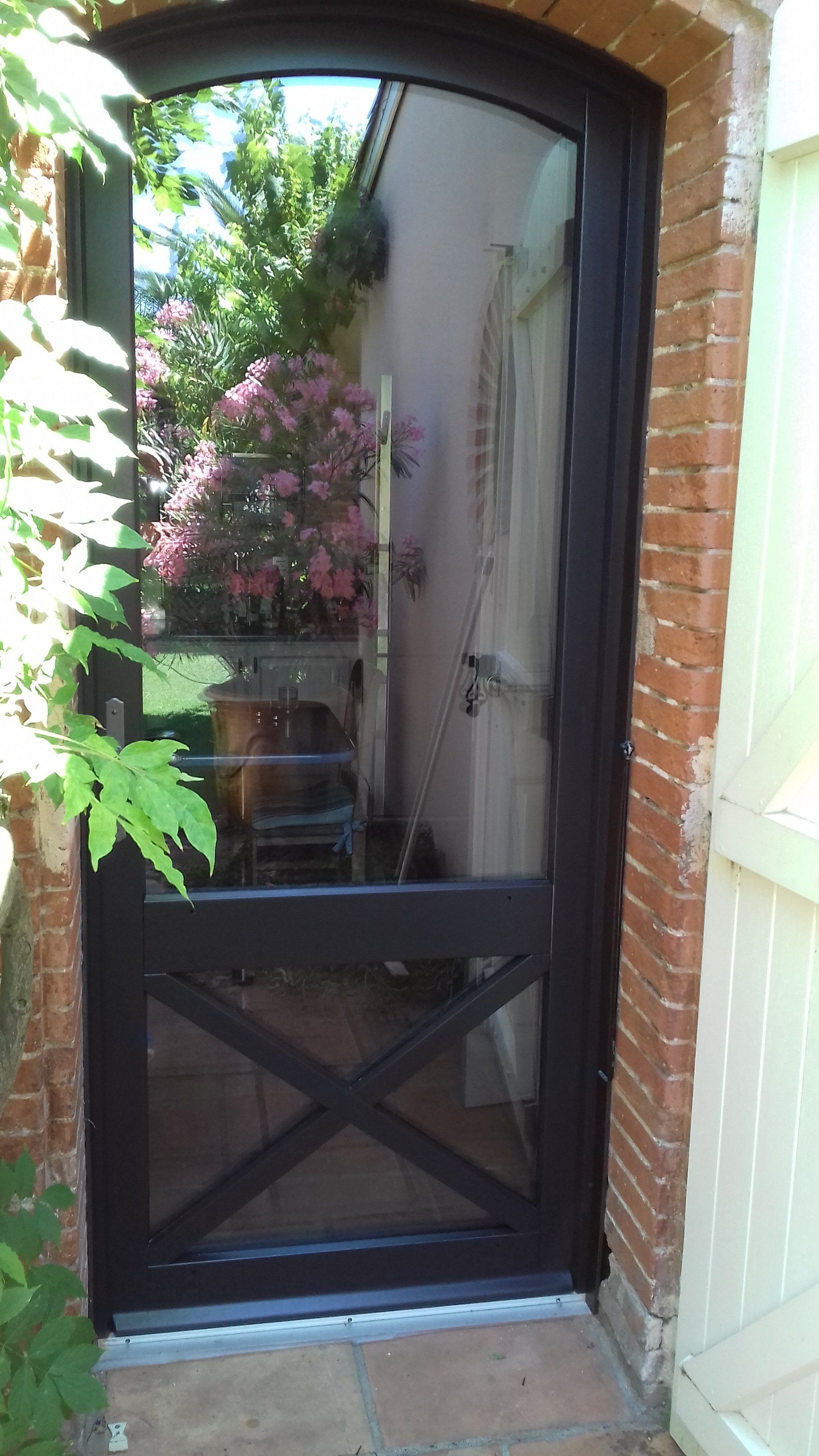 Porte noire avec vitres