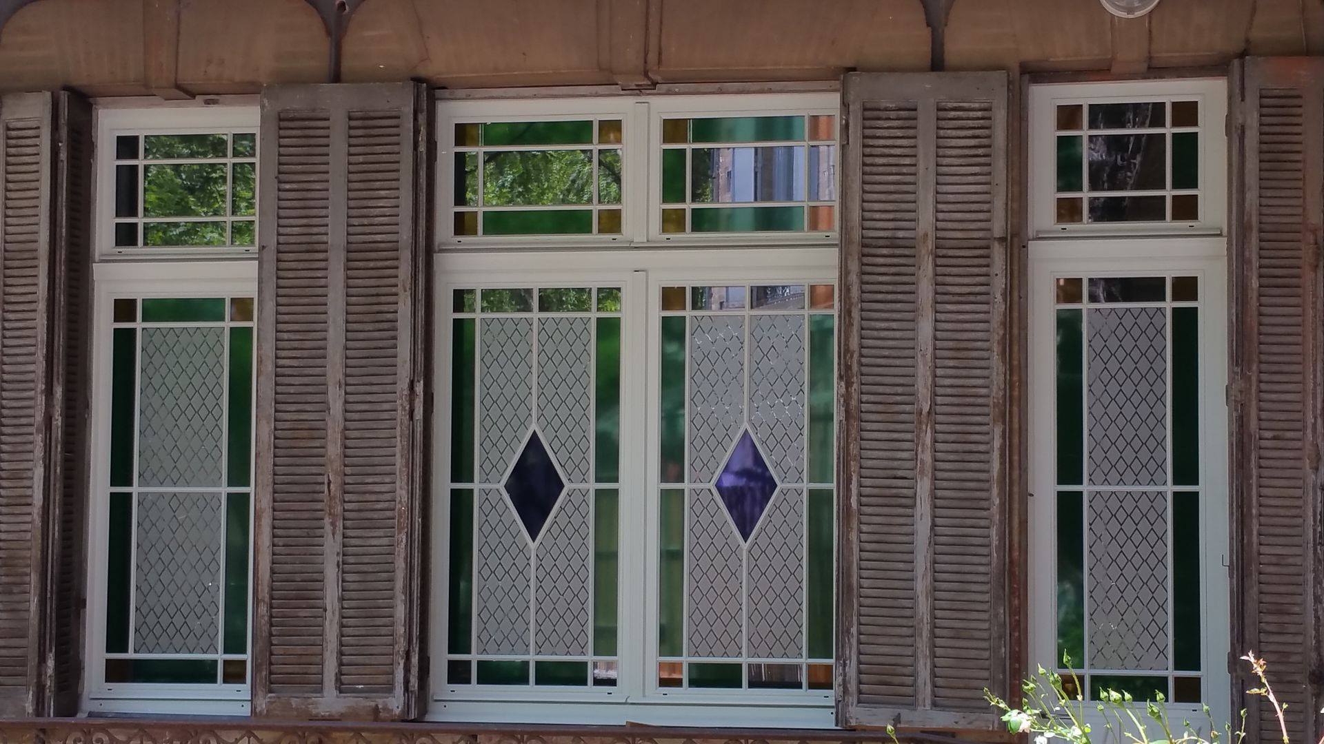 Fenêtres avec vitraux