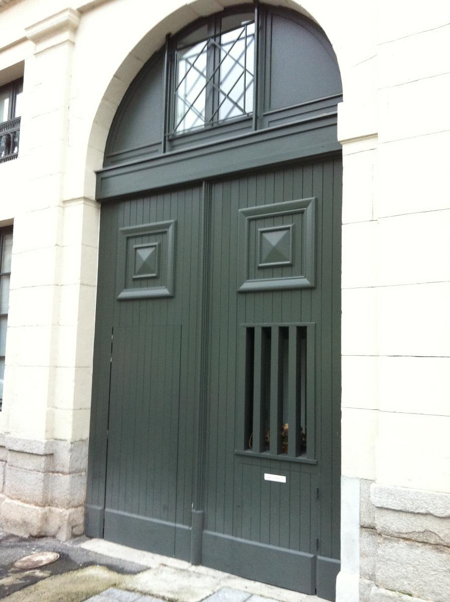 Porte en bois peinte