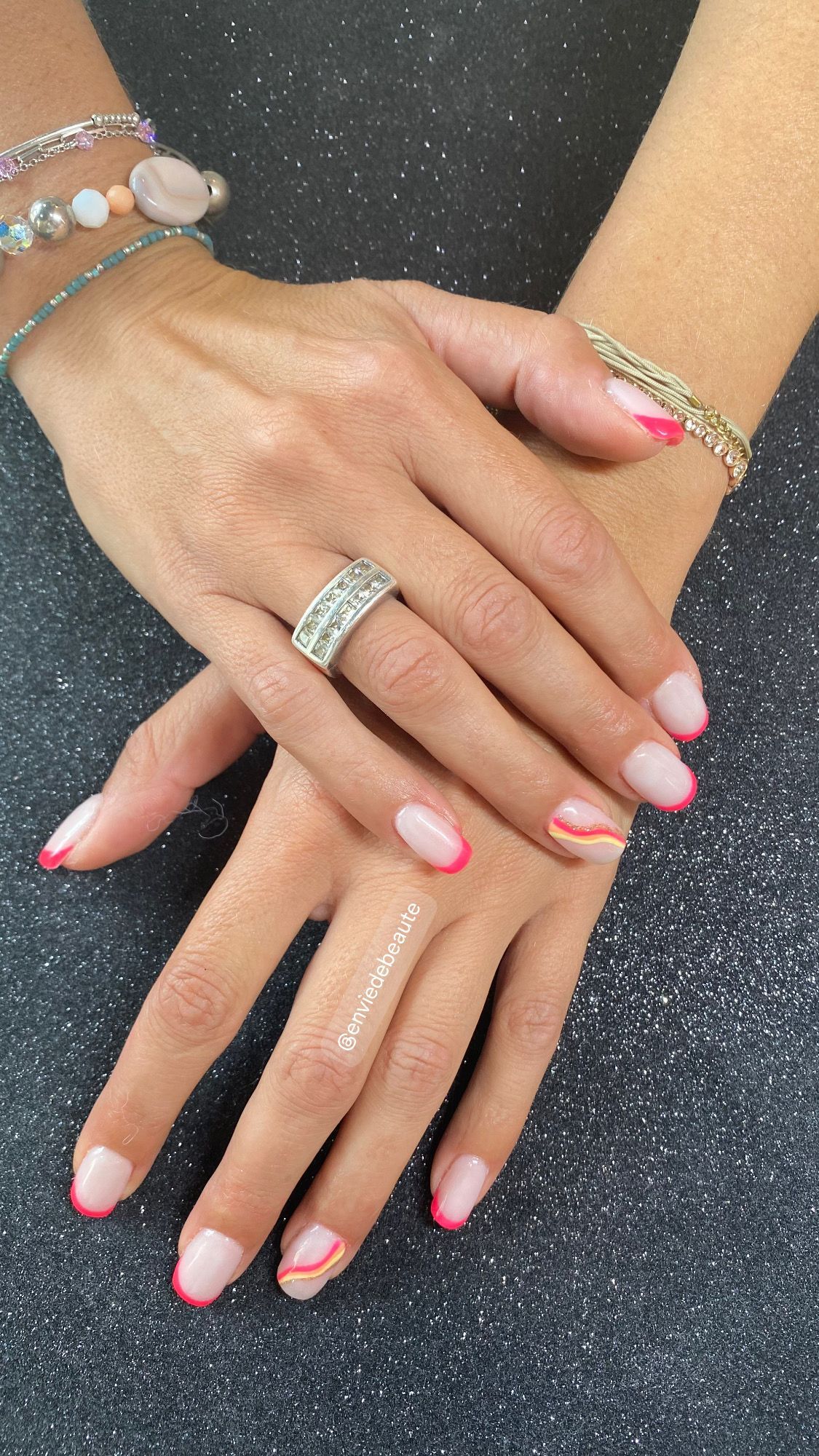 Les mains féminines avec la manucure style french manucure.