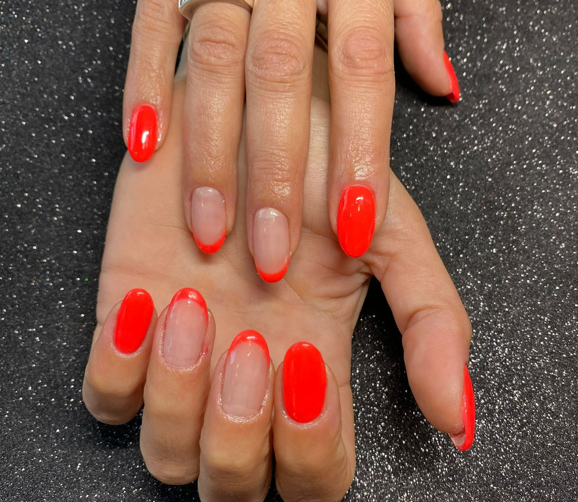 Gros plan sur les mains féminines avec la manucure.