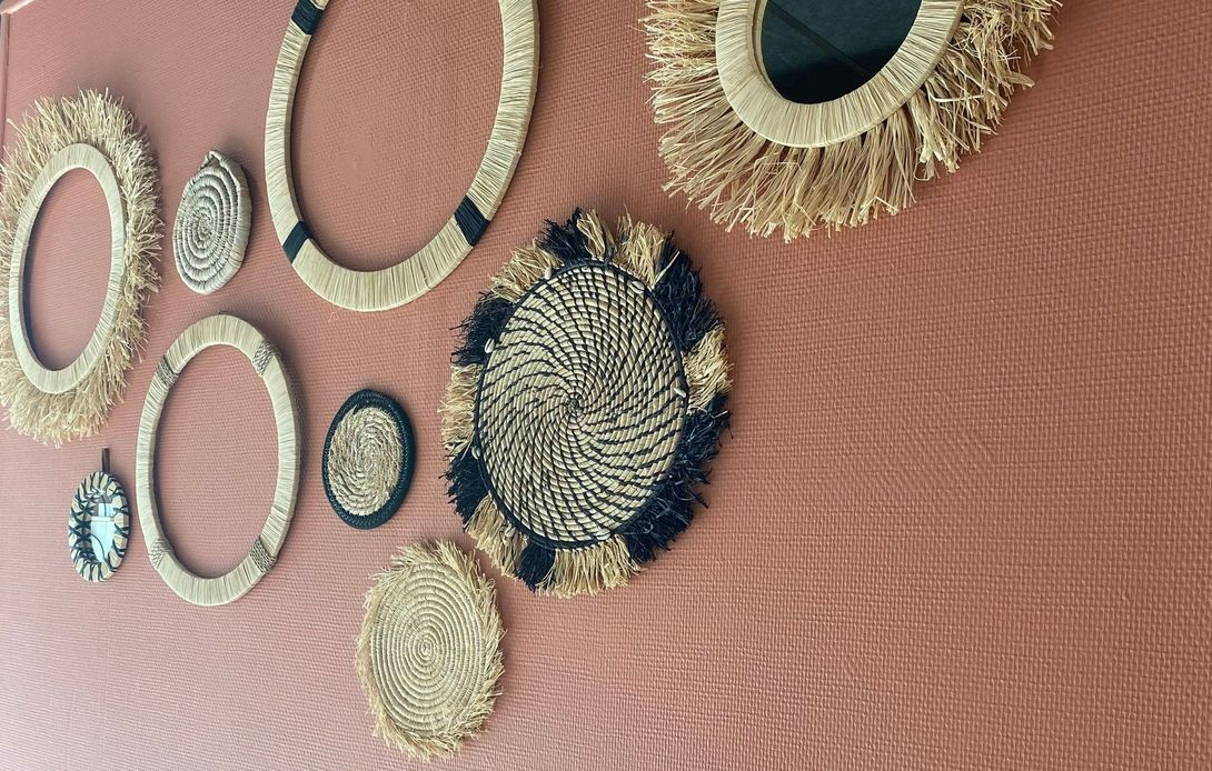 Plusieurs décorations accrochées au mur.