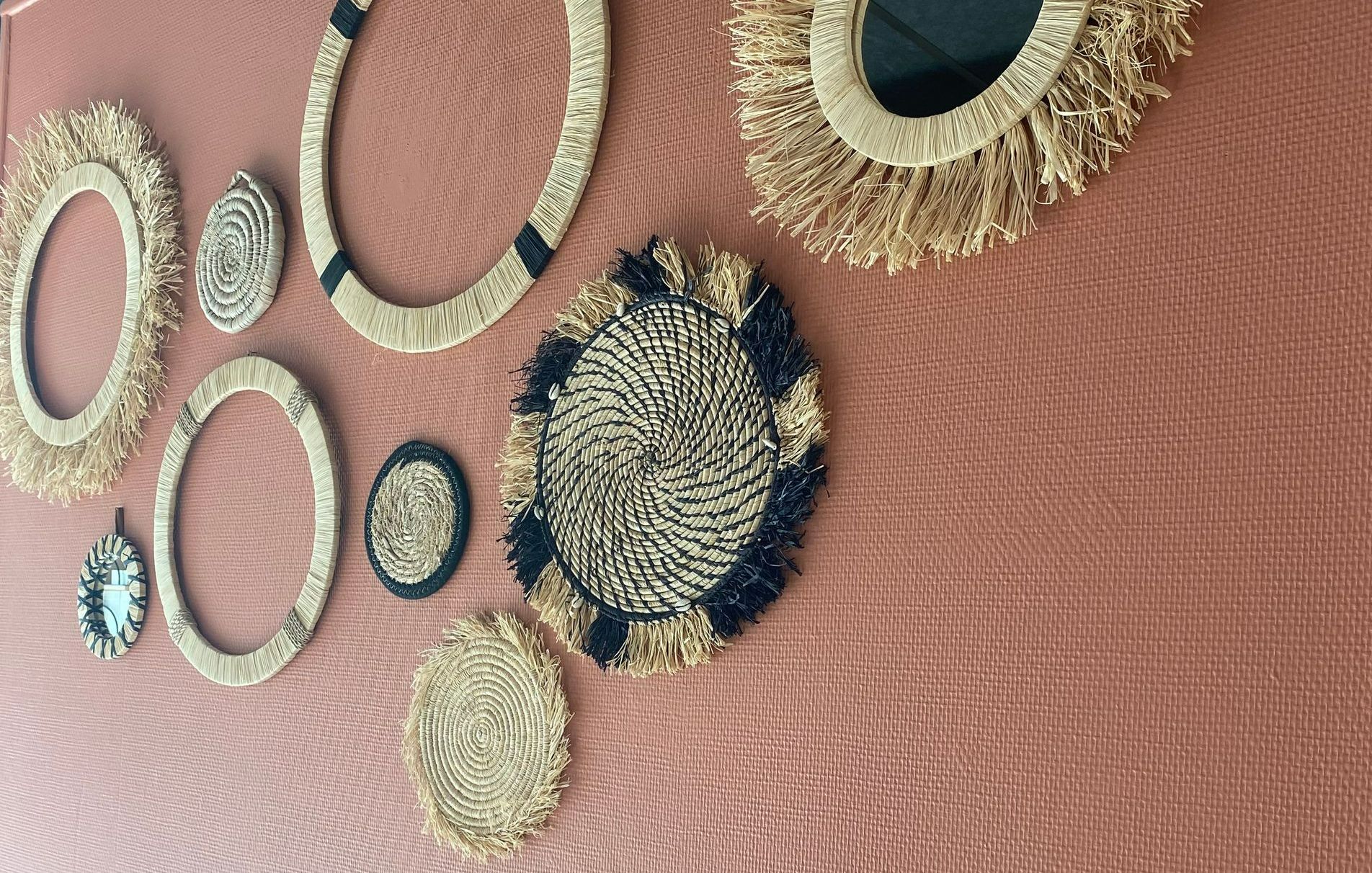 Plusieurs décorations accrochées au mur.