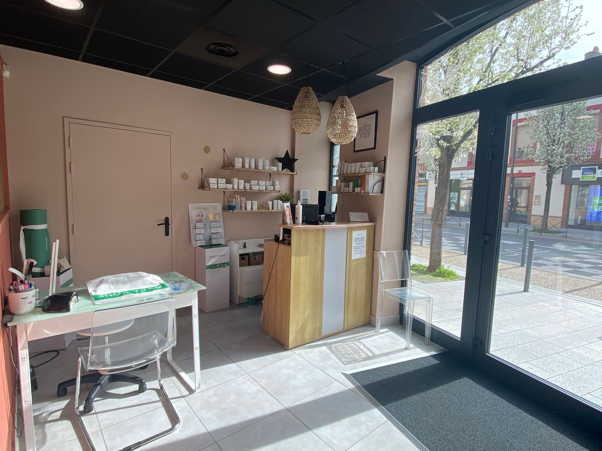 Espace d'accueil de l'institut de beauté.