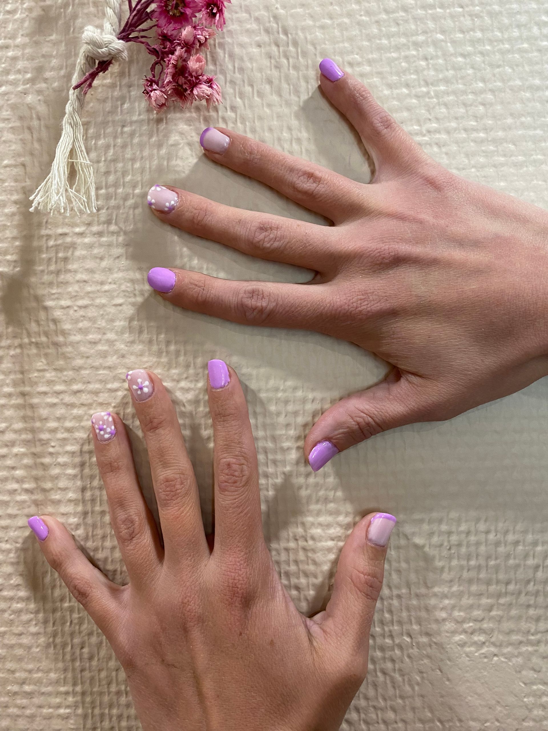 Les mains d'une femme avec la manucure.