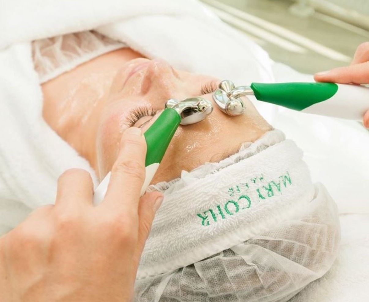 Gros plan sur les rouleaux de massage et visage d'une femme.