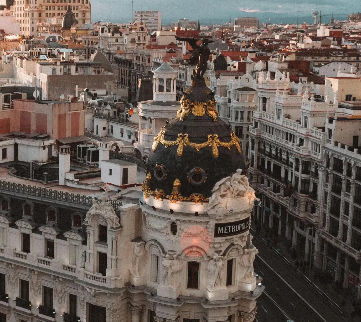 Edificio Metrópolis y entorno urbano de Madrid