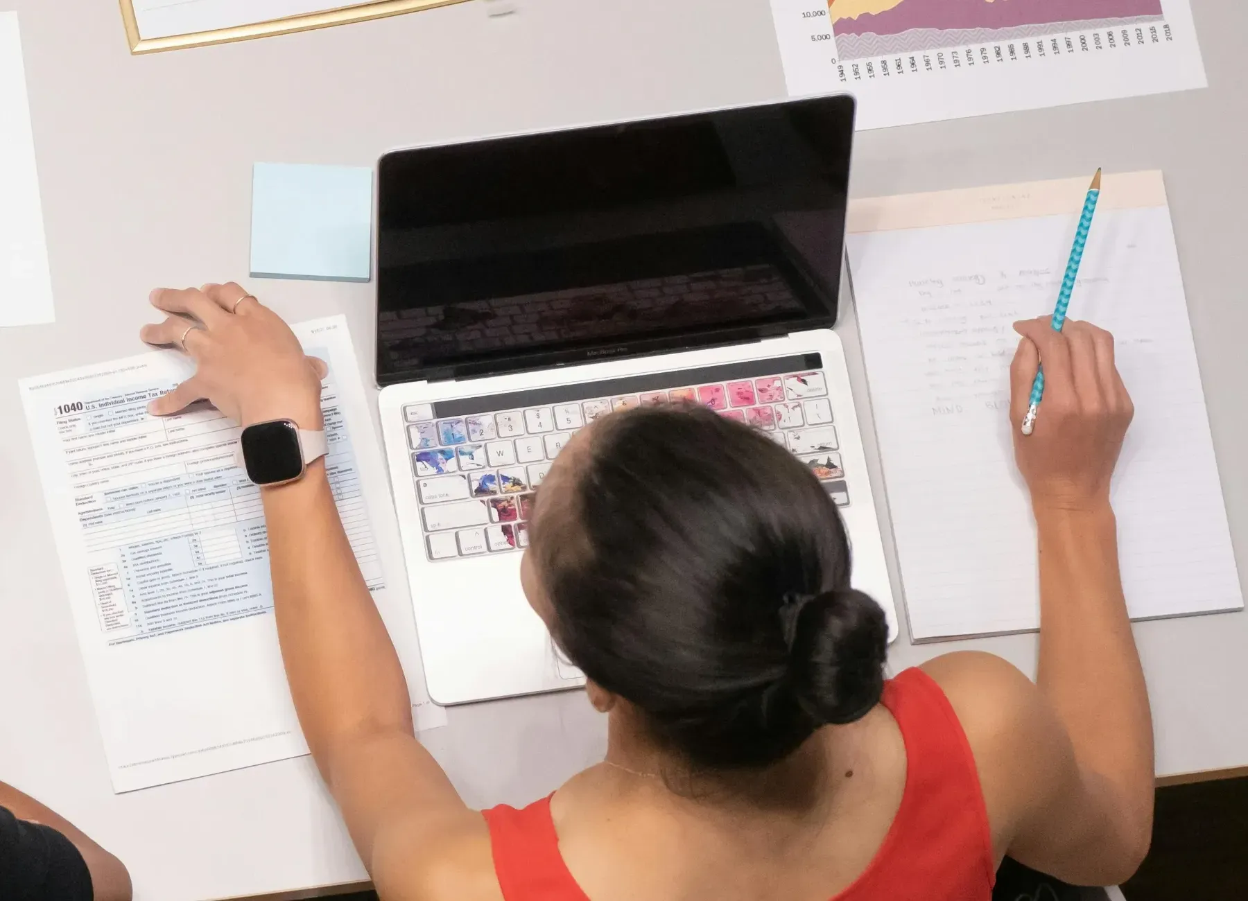 Una mujer está usando un portatil para trabajo seo Alcobendas