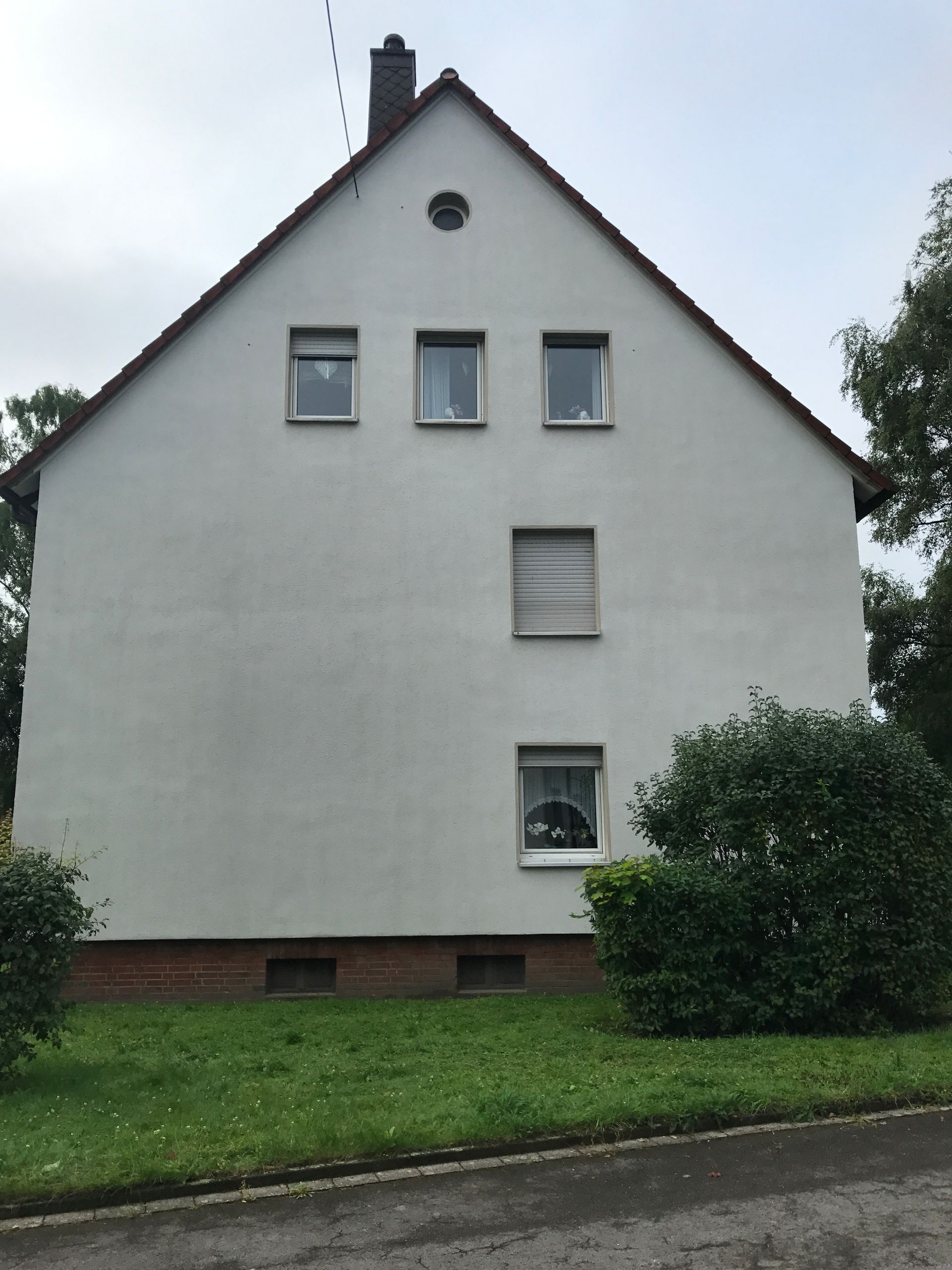 gereinigte Fassade eines weißen Hauses.