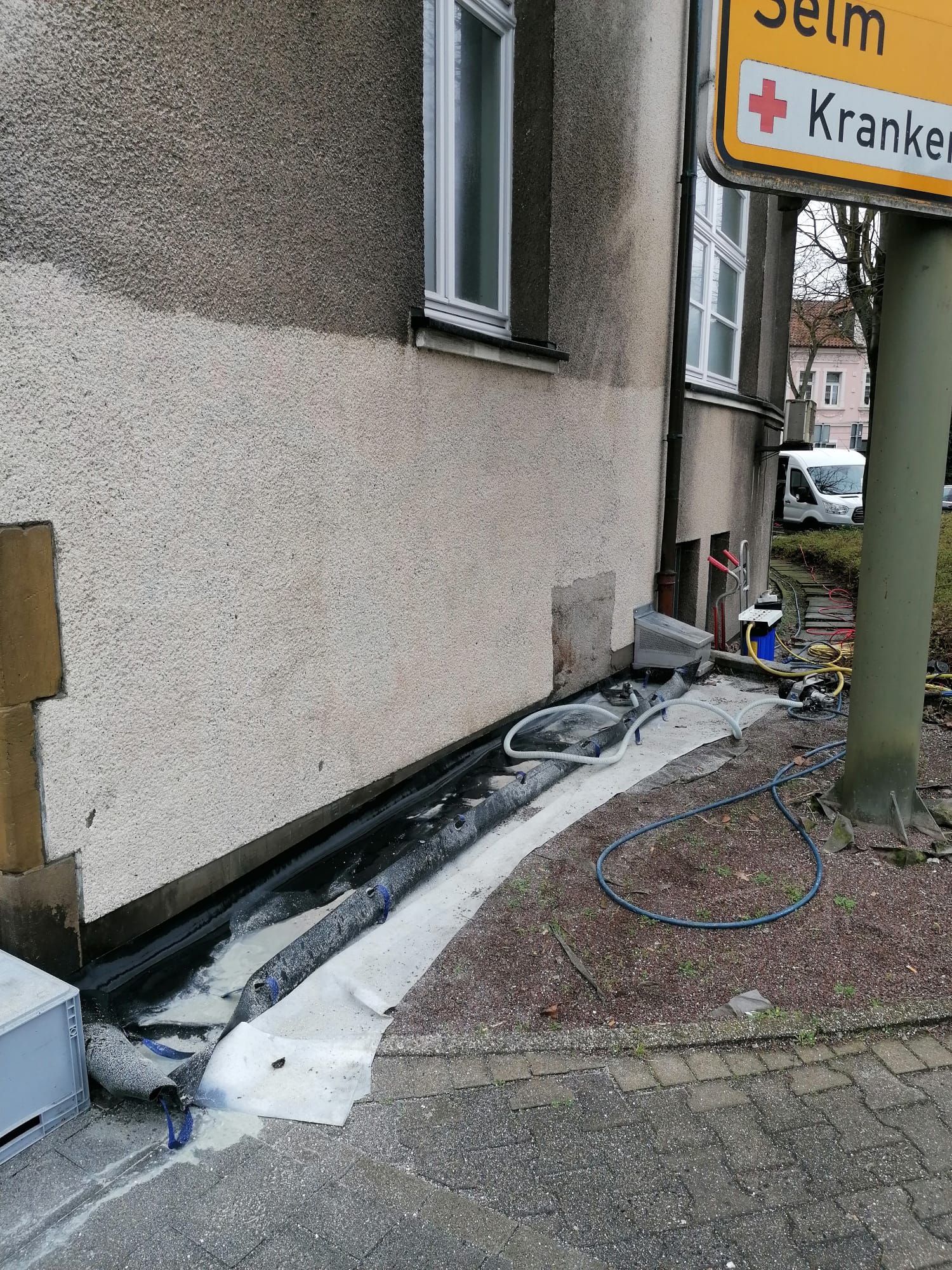 Gereinigte Fassade eines Wohnhauses.