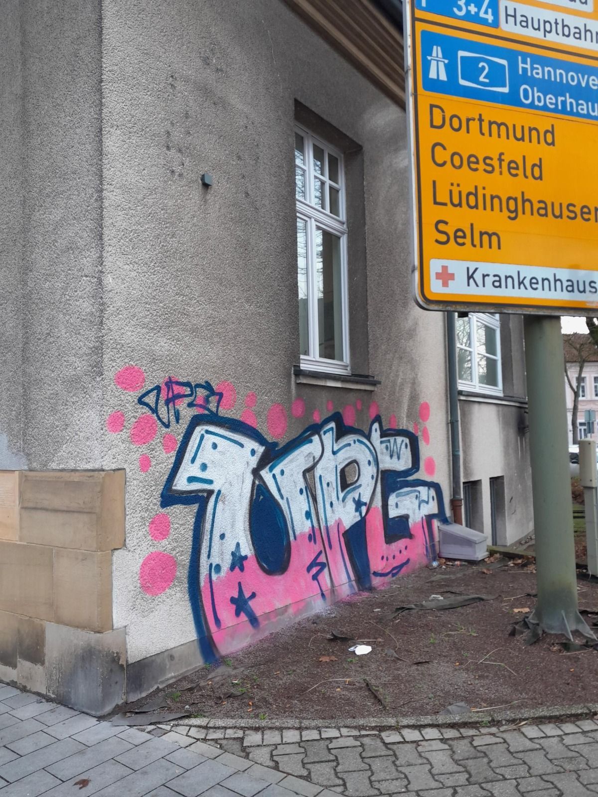 Graffiti an der Seite eines Gebäudes.