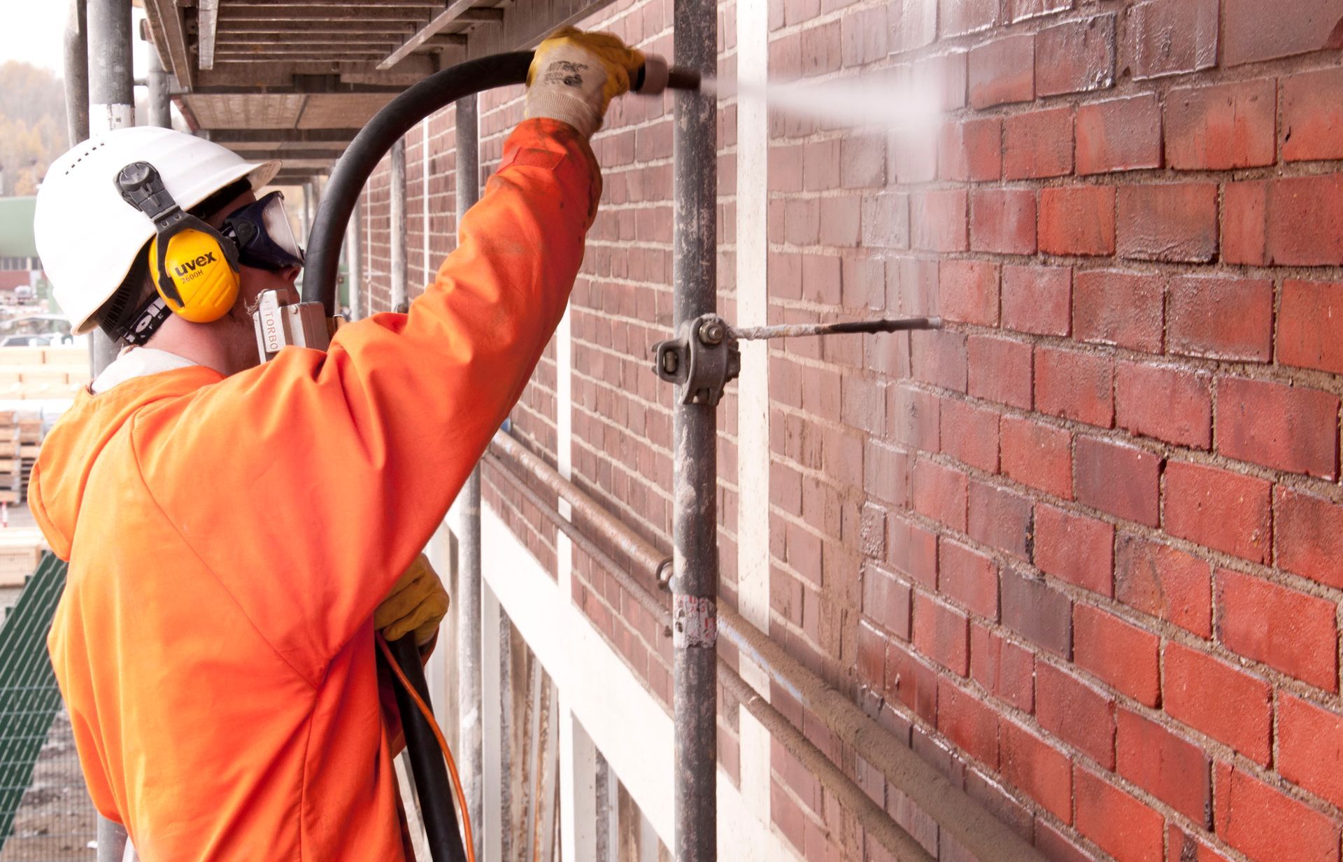 gereinigte Fassade eines weißen Hauses.