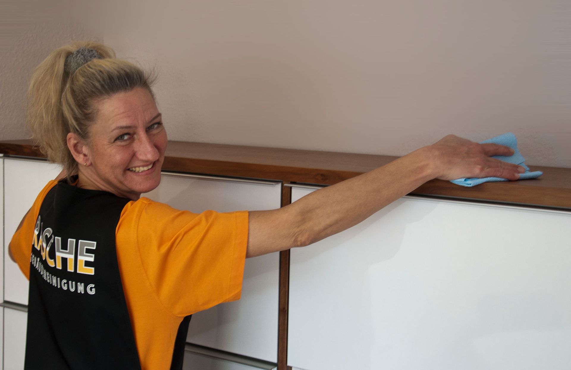 Ein Mann bedient eine Maschine, die den Boden poliert.