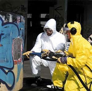 Graffiti an der Seite eines Gebäudes.