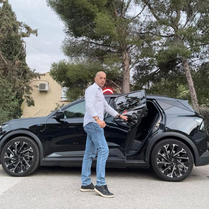 Un homme monte à l'avant de son taxi