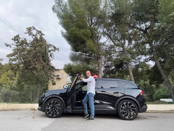 Un homme monte à l'avant de son taxi
