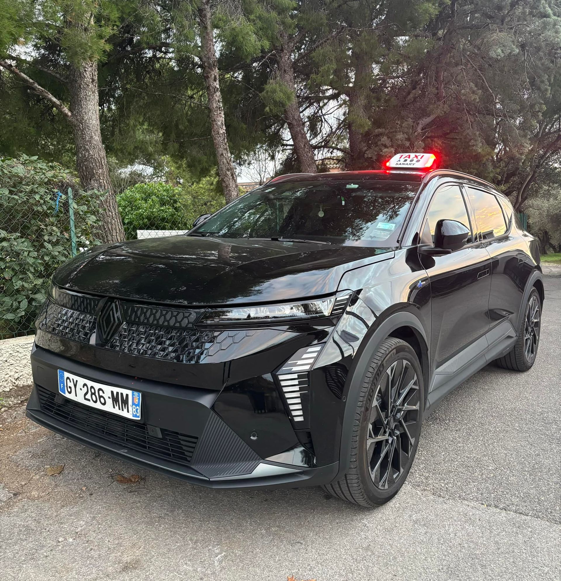 Un taxi Renault noir