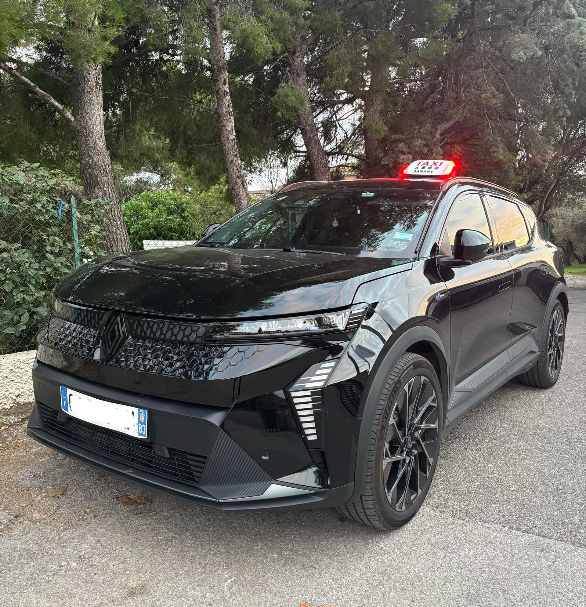 Taxi Renault allumé rouge