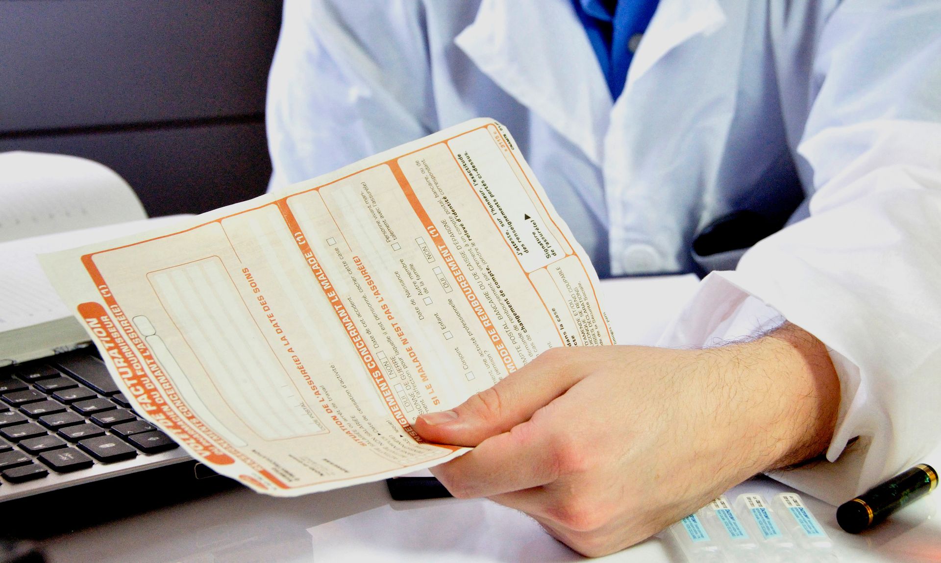 Un médecin donne une feuille