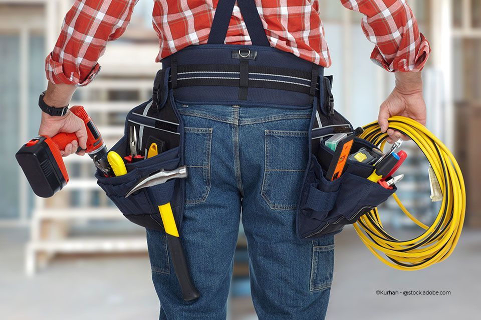Elektriker mit Werkzeuggürtel