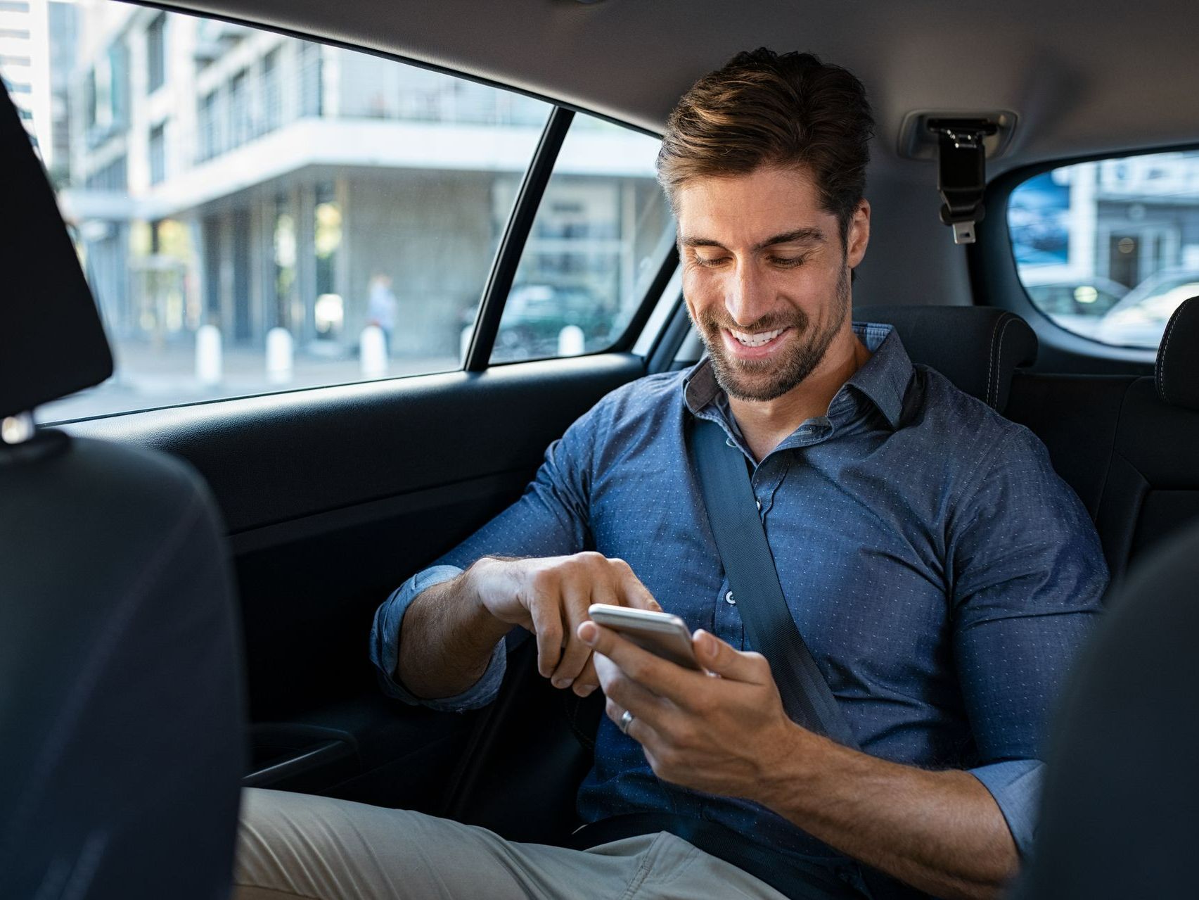 Homme en chemise à l'arrière d'une voiture