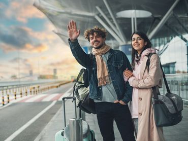 Un couple à la sortie d'une gare