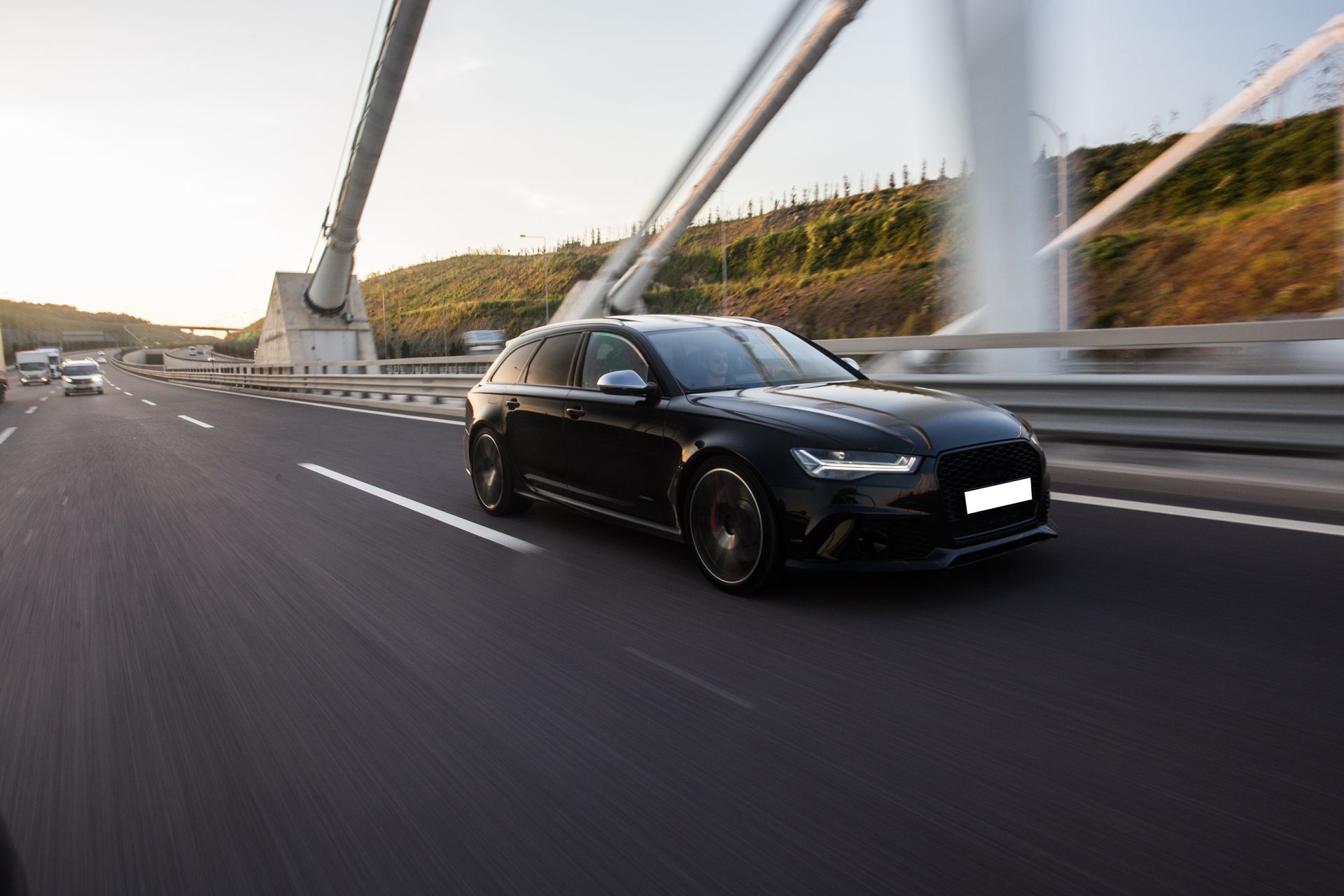Une voiture noire sur un pont