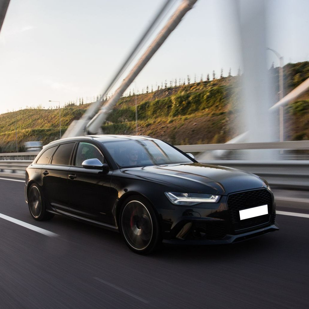 Voiture noire en mouvement sur un pont
