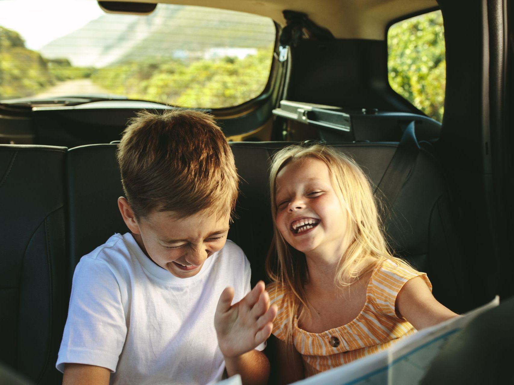 Deux enfants à l'arrière d'un VTC
