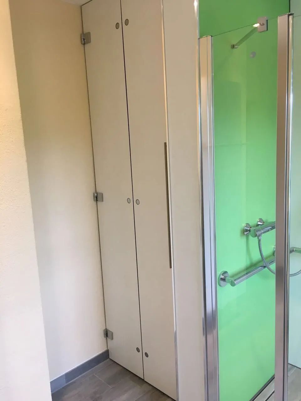 Saniertes barrierefreies Badezimmer mit ebenerdiger Dusche und installierten Halterungen