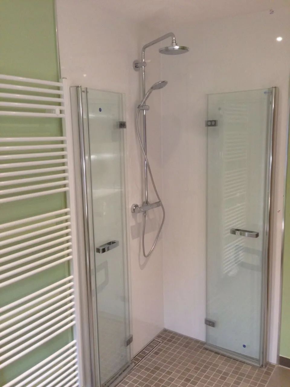 Saniertes barrierefreies Badezimmer mit ebenerdiger Dusche 