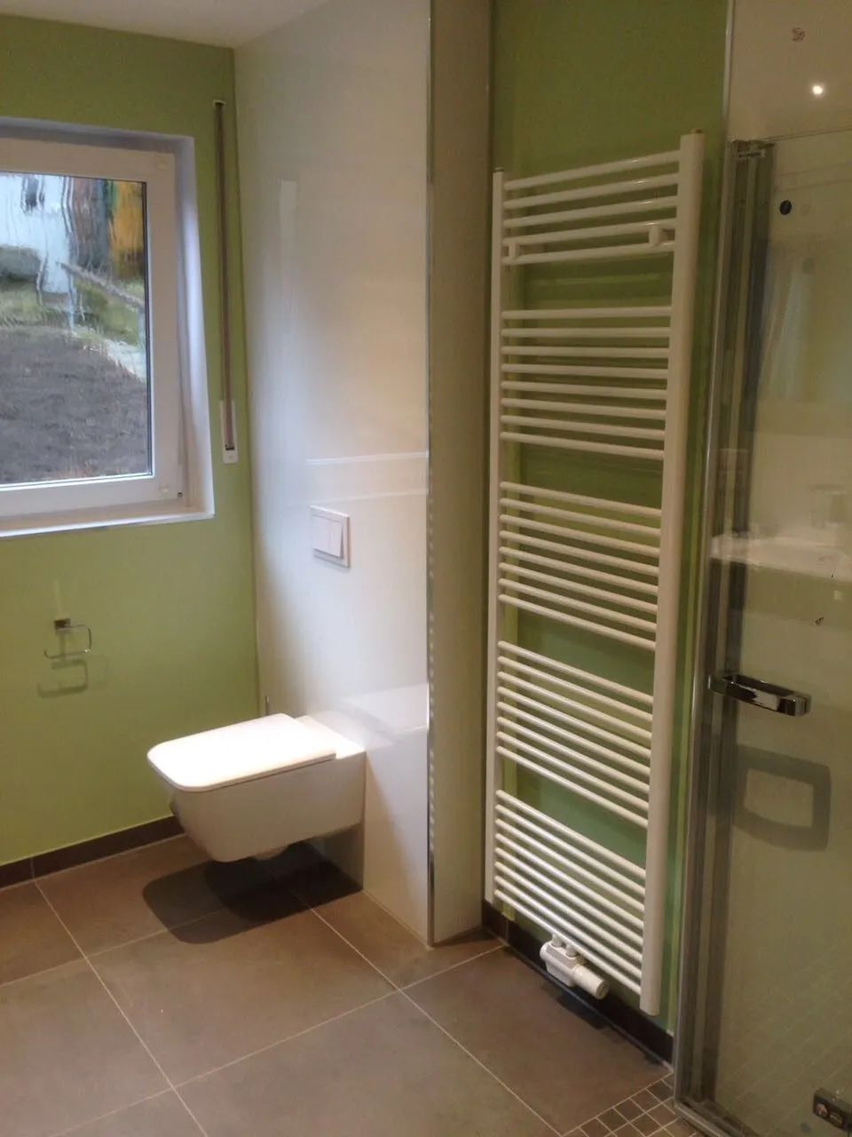 Saniertes barrierefreies Badezimmer mit installierten Halterungen