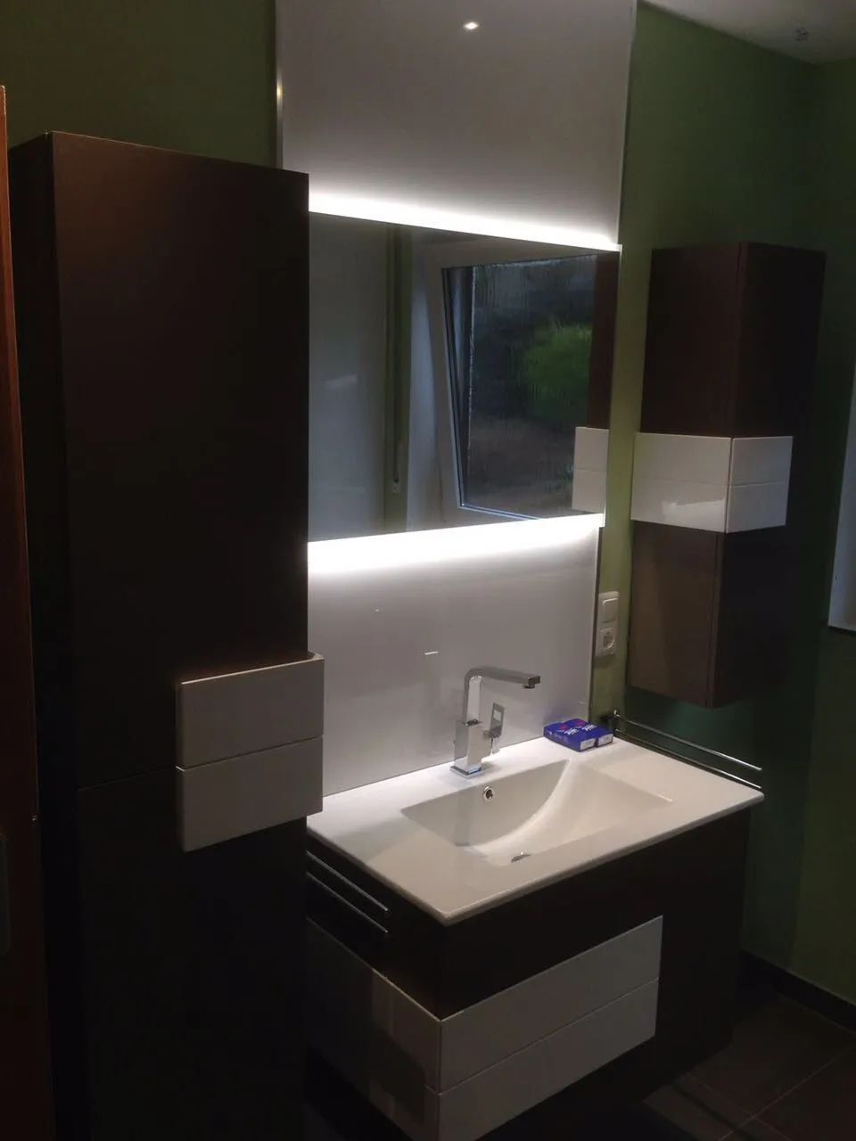 Badsanierung mit Hochglanz Royal Platten