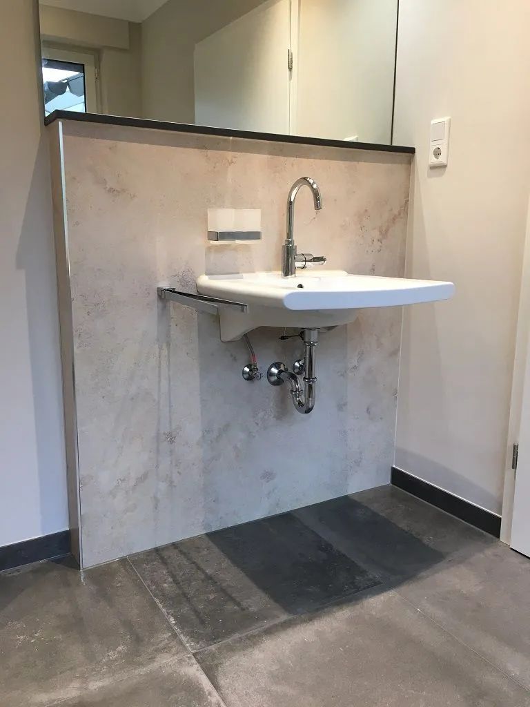 Barrierefreies Badezimmer in Betonoptik