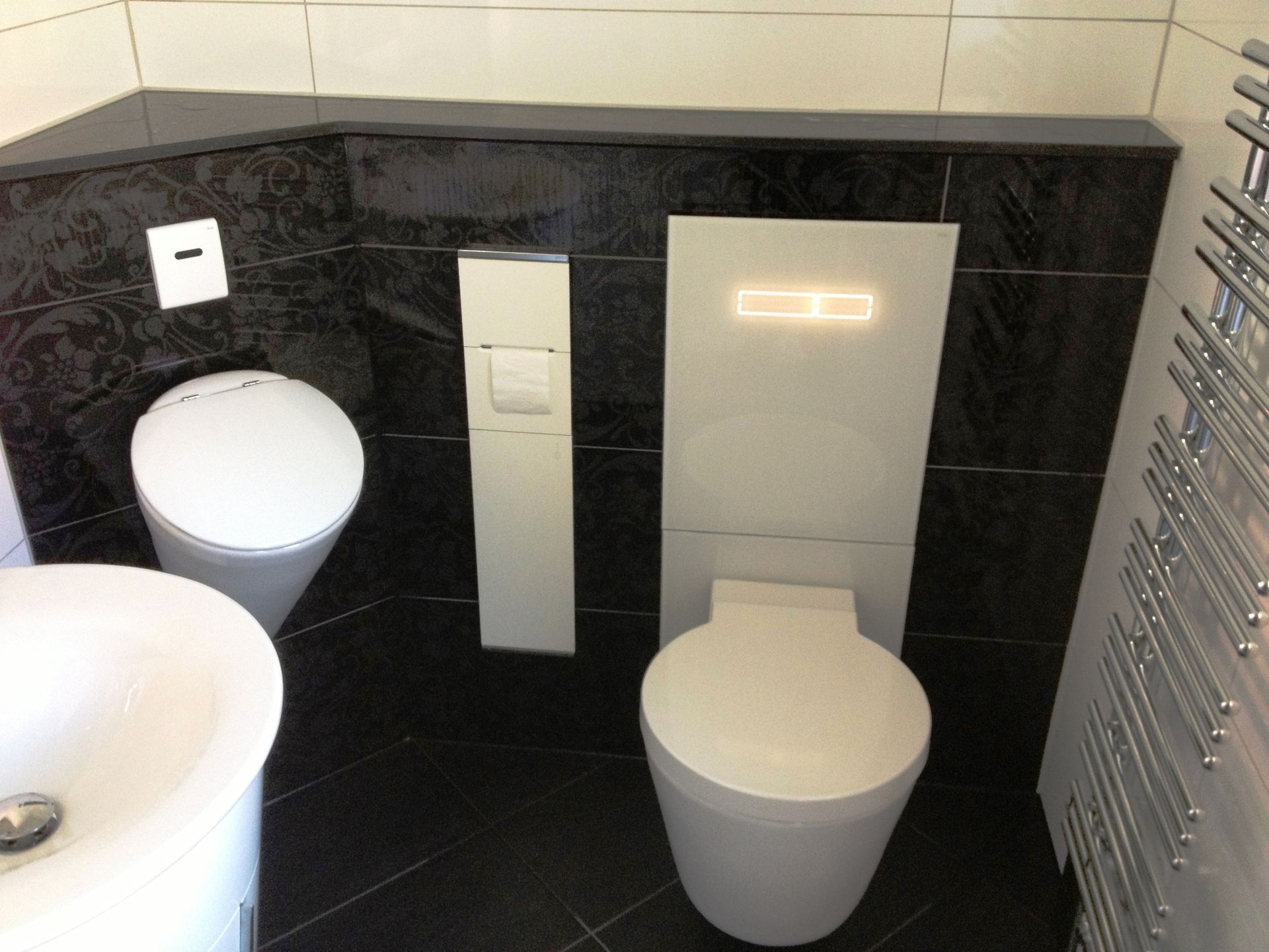 Saniertes kleines Gäste-WC mit Toilette und Pissoir