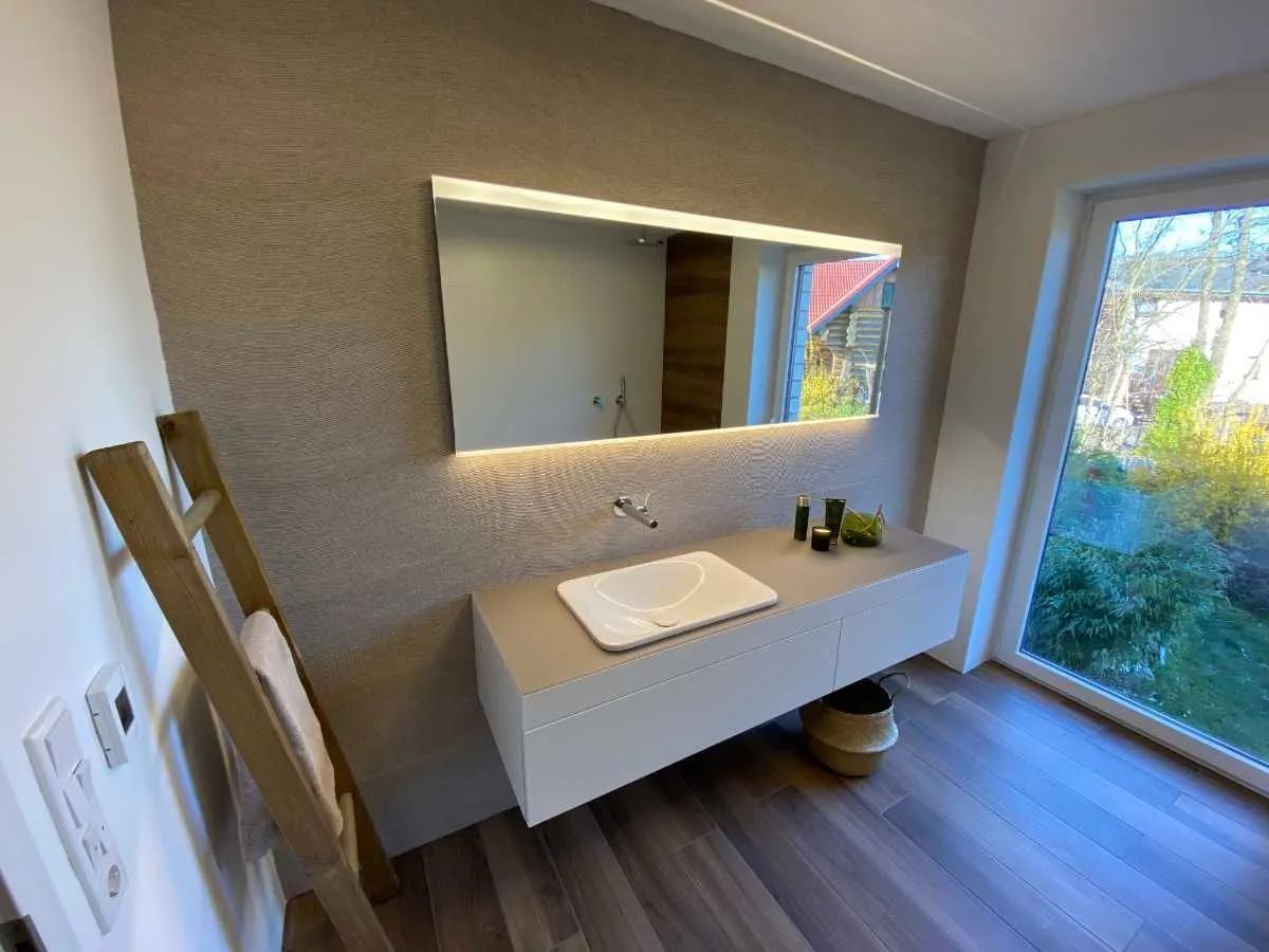 Saniertes Komplettbad mit großem Waschtisch und Spiegel 