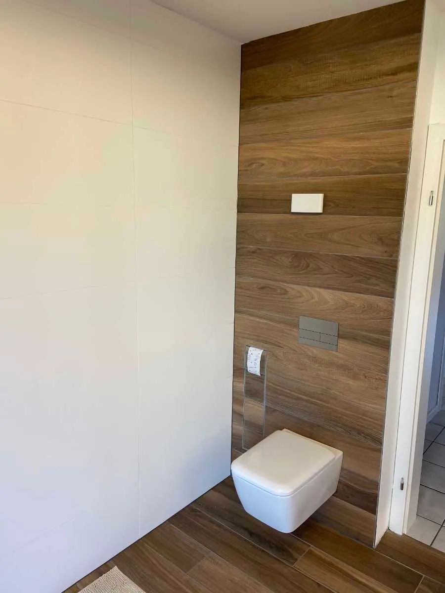 Komplettbad mit Holzapplikationen