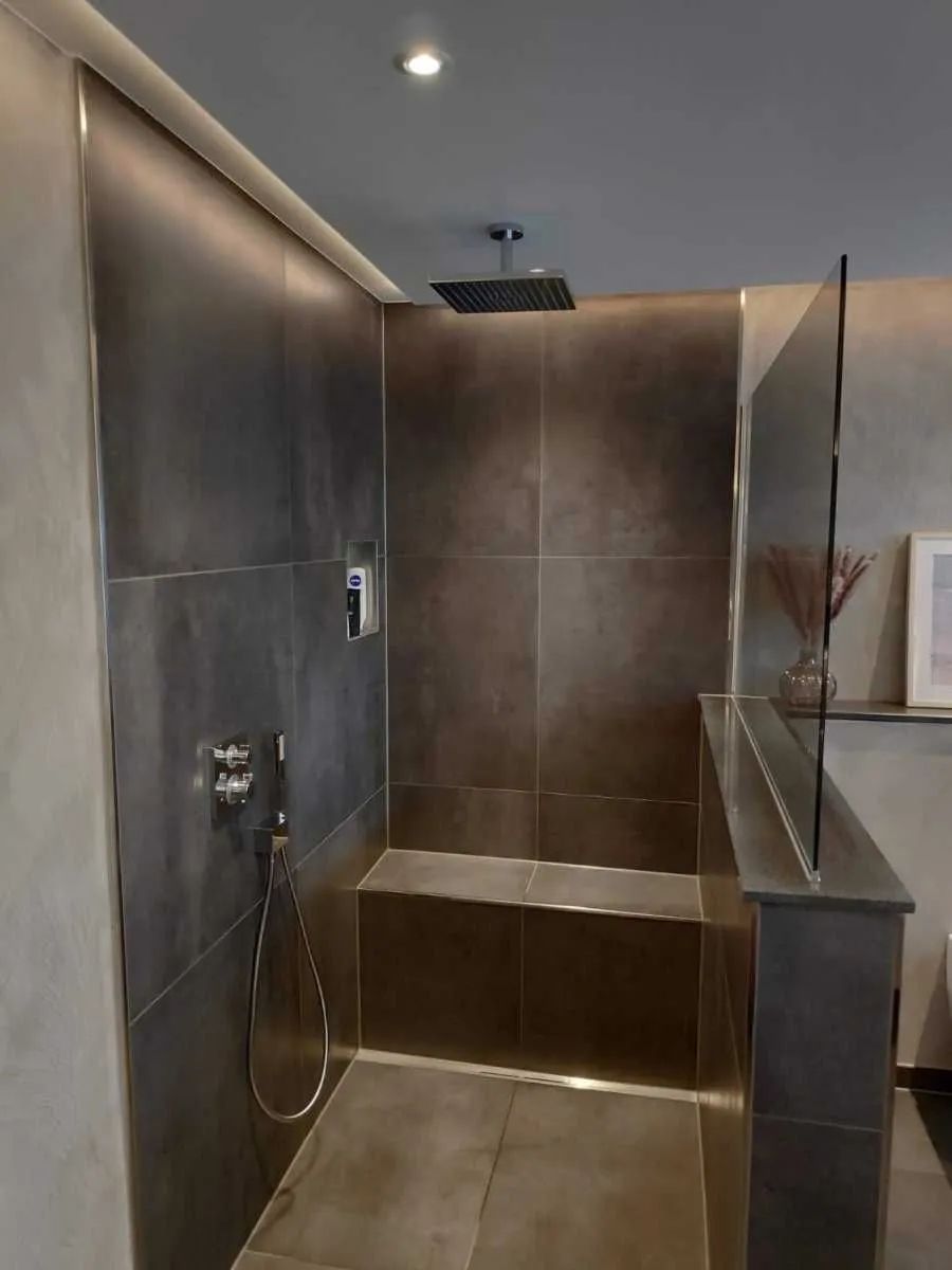 Saniertes Komplettbad mit ebenerdiger Dusche