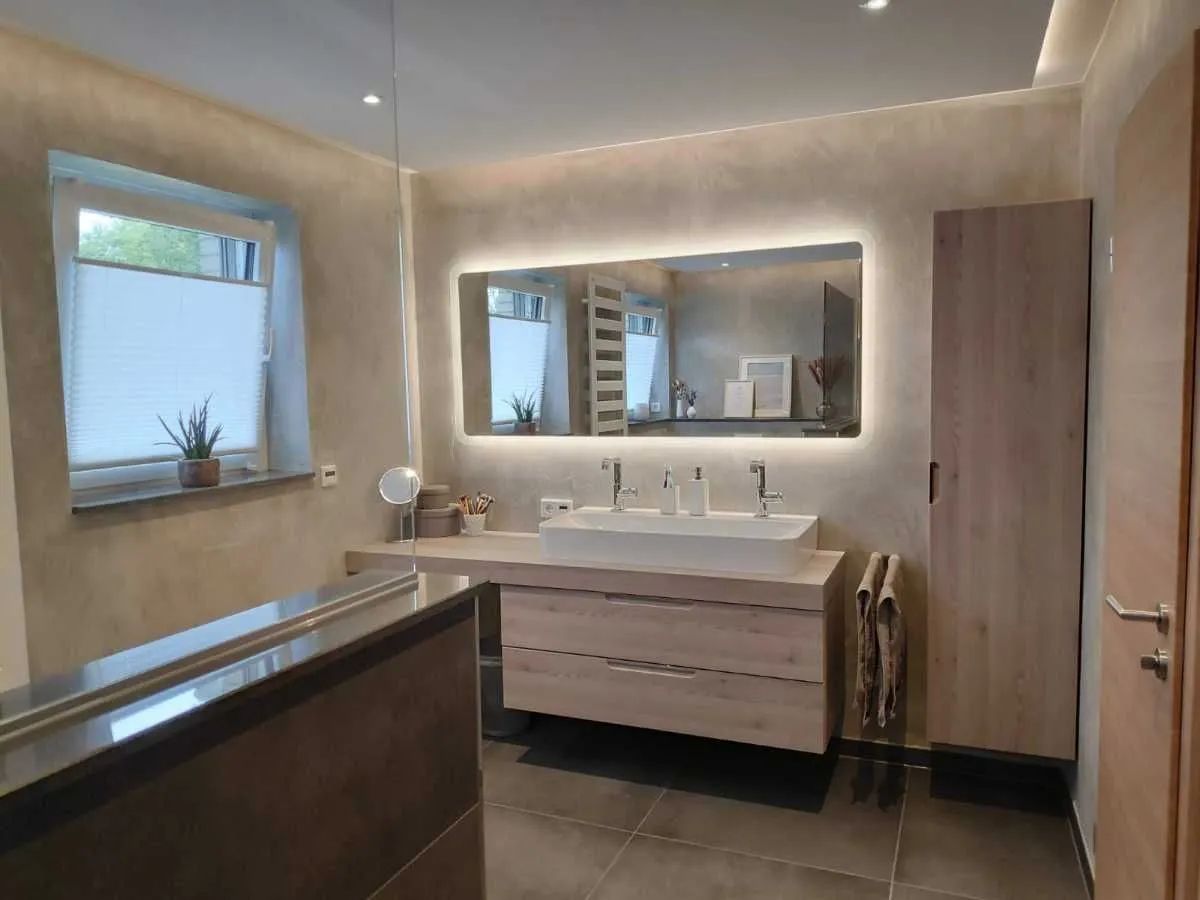 Saniertes Badezimmer in Betonoptik mit doppeltem Waschtisch