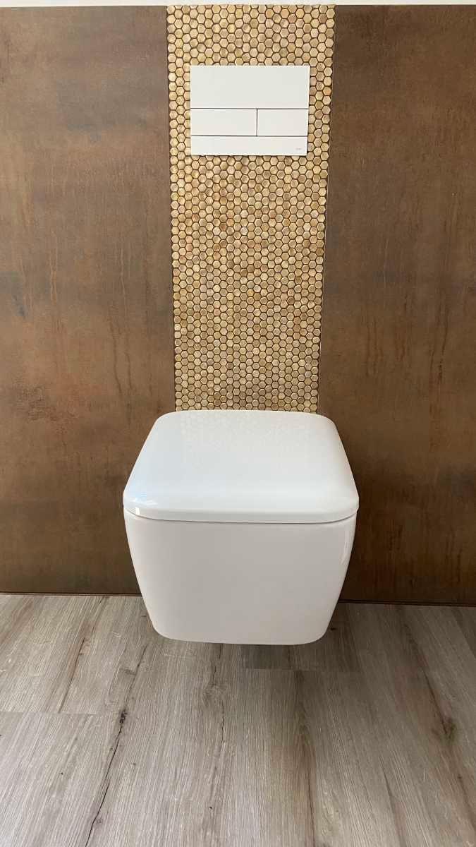 Komplettsanierung mit Toilette und goldenen Applikationen