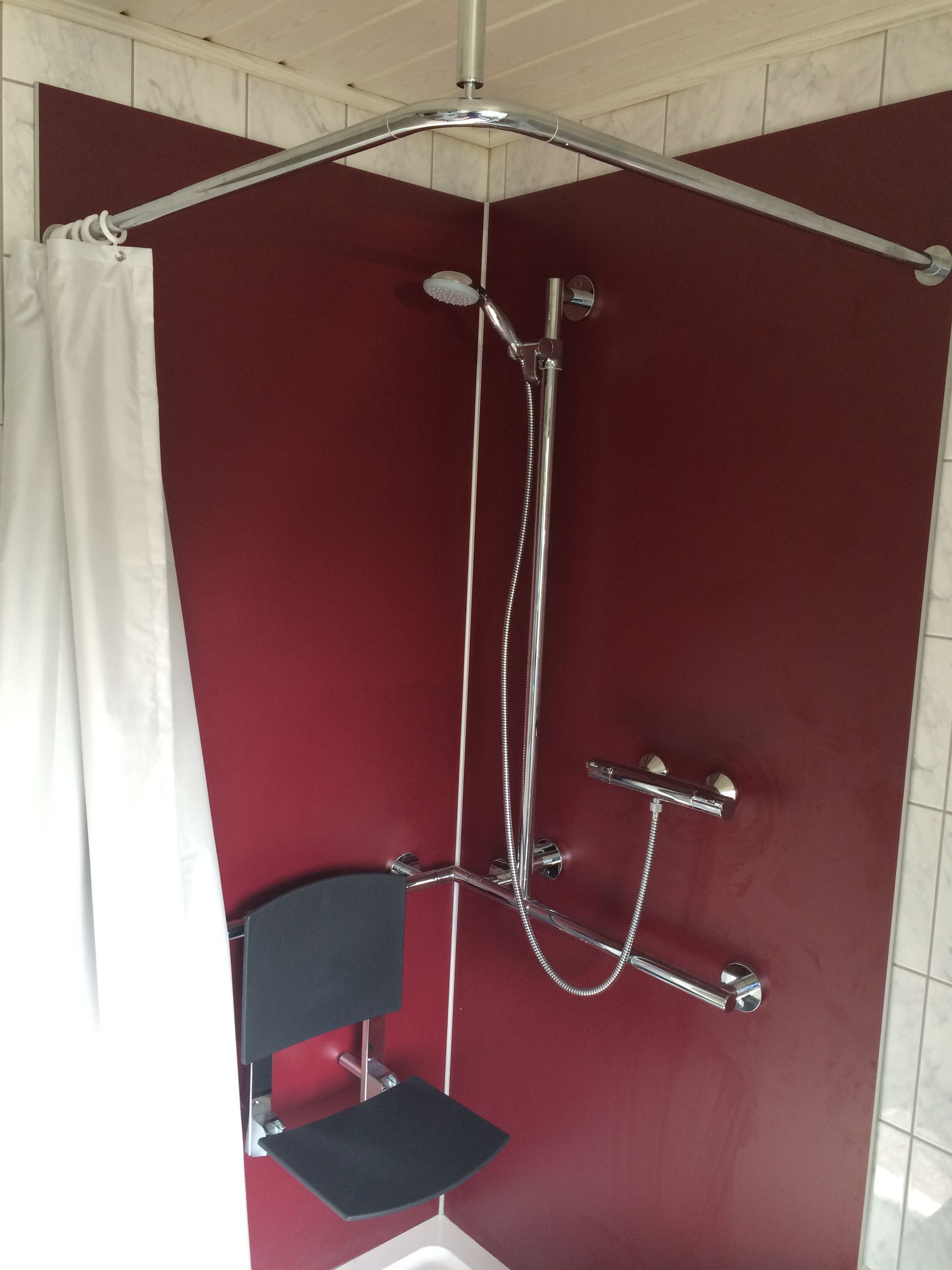 Barrierefreie Dusche mit eingebautem Hocker