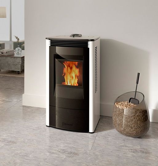 Poêle à granulés vertical moderne de couleur noire et blanche en état de marche.