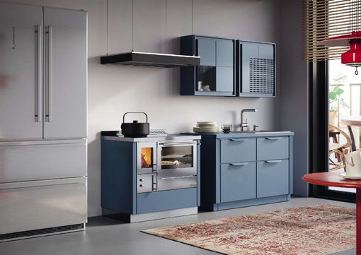 Cuisinière à bois moderne encastrée dans un mur.