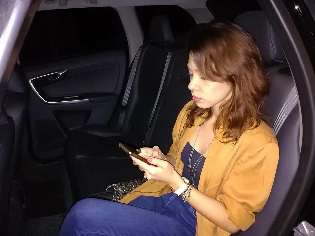 Cliente d'un taxi sur son portable