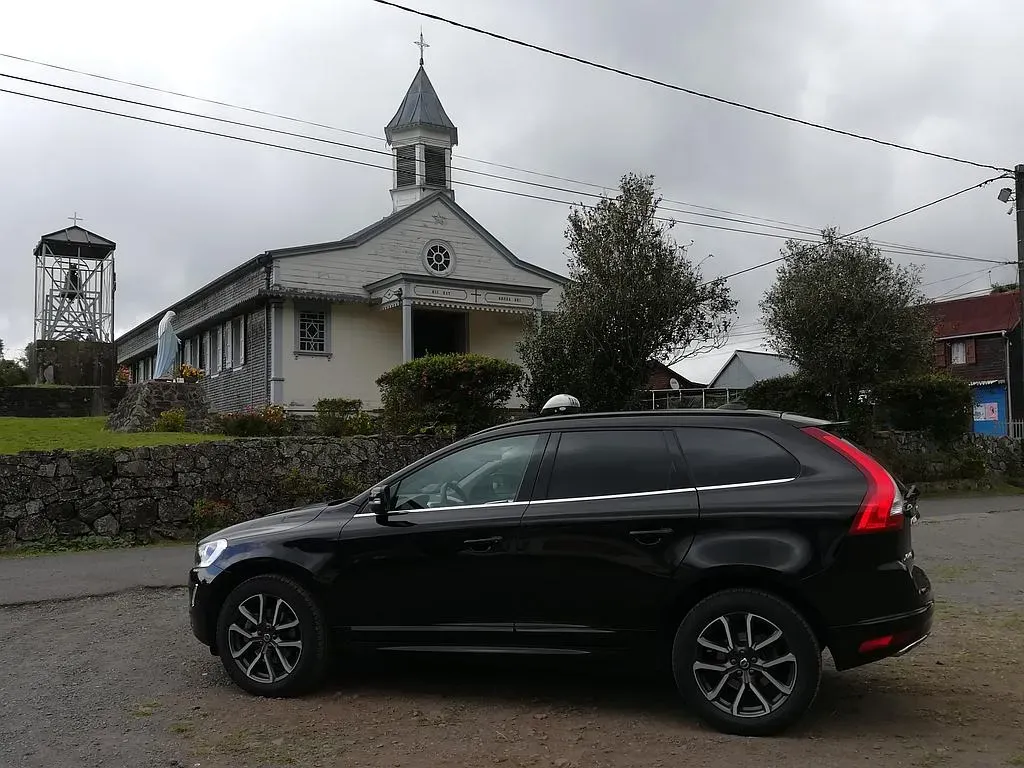 Taxi arrêté devant un édifice religieux