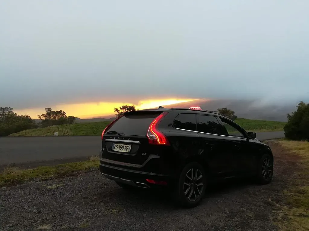 Taxi avec un coucher de soleil en fond