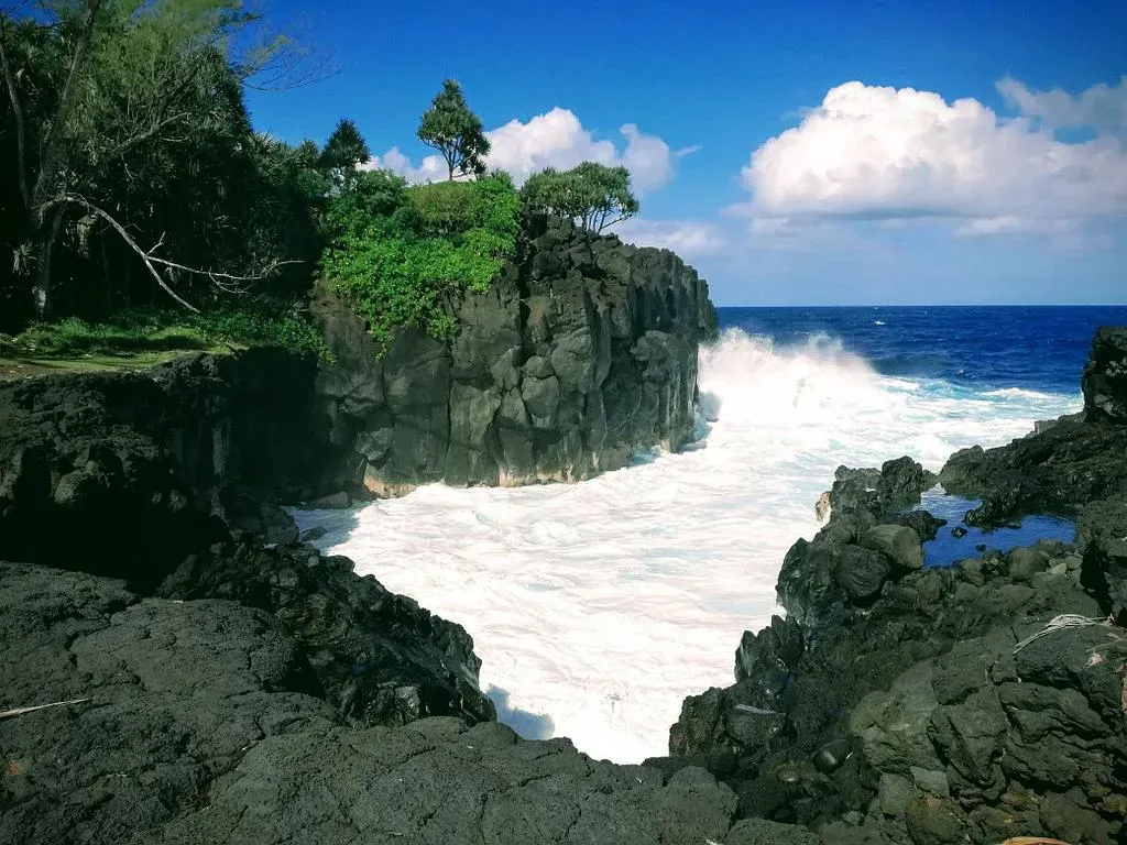 Vague d'écrasant contre les falaises de l'île