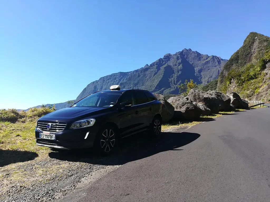 Taxi devant le relief de l'île de la Réunion