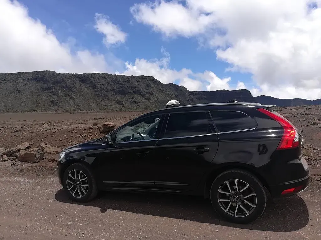 Taxi dans un relief plus désertique