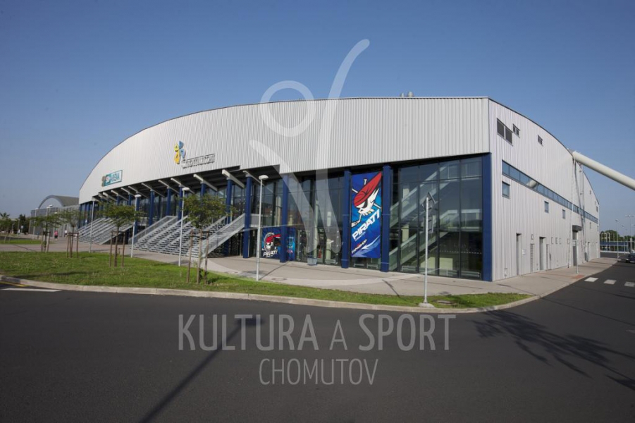 Moderner Sportkomplex mit blau-weißer Fassade, großen Fenstern und einer Rasenfläche in Chomutov, Tschechische Republik.
